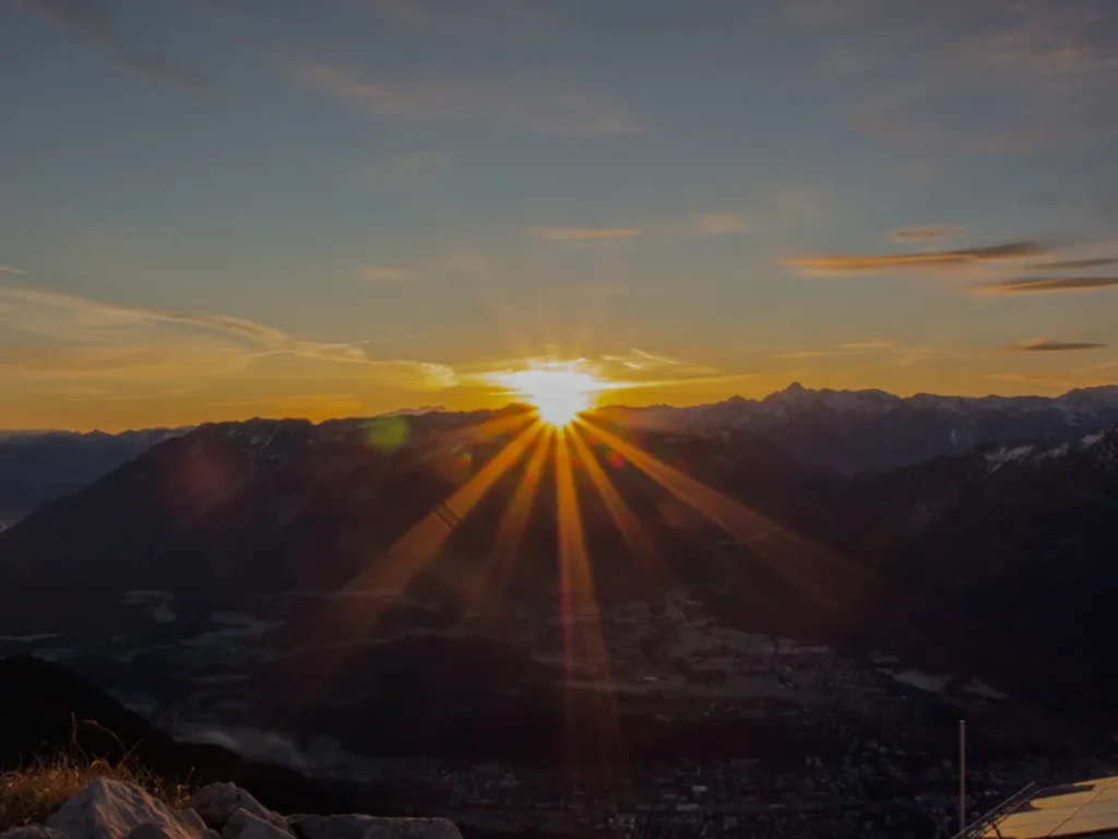 Sonnenaufgang über einem Bergpanorama – Sinnbild für einen neuen Tag voller Möglichkeiten und bewusster Entscheidungen