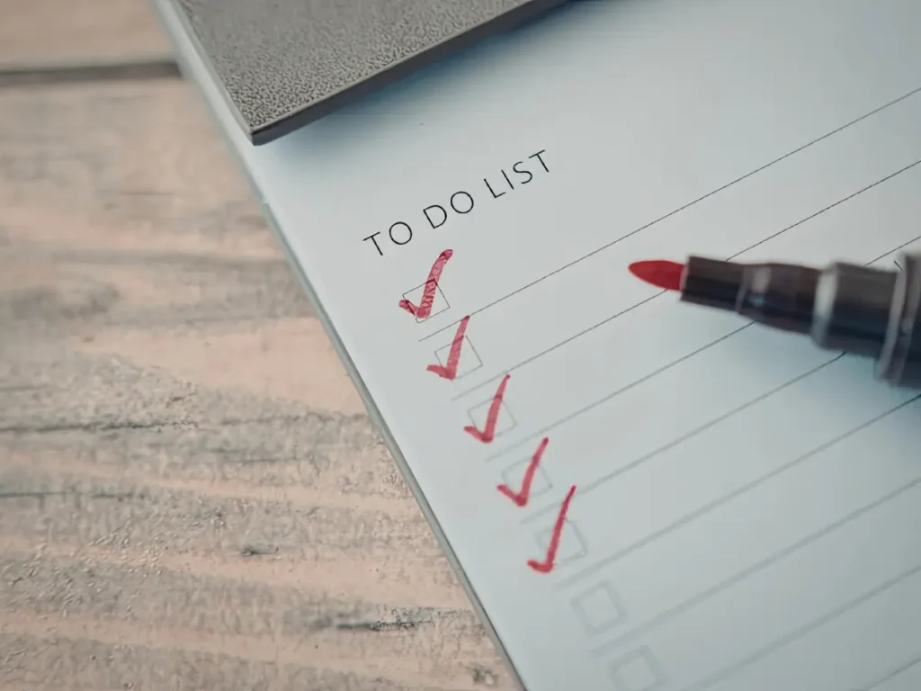 Notizbuch mit klarer To-do-Liste und Häkchen – Symbol für Prioritäten und Zielerreichung