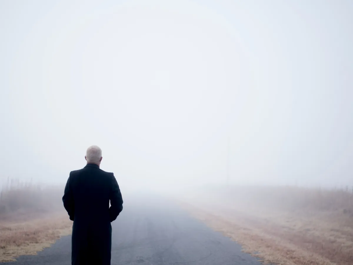 Kein Blabla - Ein Mann, allein, auf einer leeren Straße, alles ist in Nebel gehüllt. Der Weg ist da, aber die Richtung ist nicht klar zu sehen.